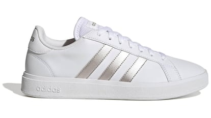 Estas zapatillas blancas Adidas para mujer son versátiles, cómodas y con estilo.