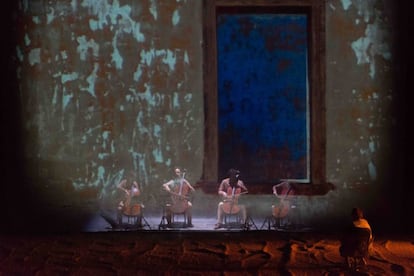 La actriz Viviane de Muynck, junto a cuatro músicos, en un instante de la obra 'Children of Nowhere'
