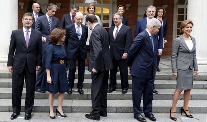 El presidente del Gobierno, Mariano Rajoy (c), posa para la fotografía de familia con los integrantes del nuevo Gobierno en las escalinatas del palacio de La Moncloa, poco antes de la reunión de su primer Consejo de Ministros, el 4 de noviembre de 2016. 