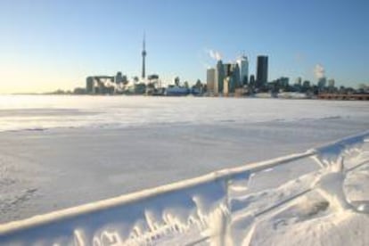 Con el paulatino ascenso hoy de las temperaturas, con mínimas de -20 grados con el efecto viento, el personal de pista del aeropuerto internacional Pearson de Toronto está operando con normalidad pero la acumulación de vuelos cancelados. EFE/Archivo