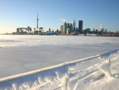 Con el paulatino ascenso hoy de las temperaturas, con mínimas de -20 grados con el efecto viento, el personal de pista del aeropuerto internacional Pearson de Toronto está operando con normalidad pero la acumulación de vuelos cancelados. EFE/Archivo