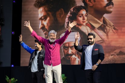 Desde la izquierda, Ram Charan, el director S. S. Rajamouli y N. T. Rama Rao junior, en la promoción en Dubai de 'RRR'.