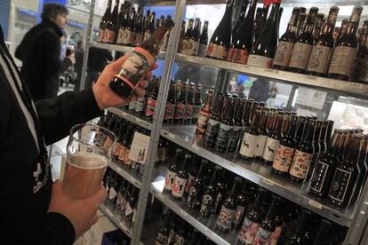 Tienda-bar de cervezas naturales La buena pinta, en el Mercado de San Fernando.