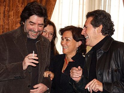 La ministra de Cultura, en el centro, conversa con los cantautores Joaquín Sabina, Rosa León y Miguel Ríos.