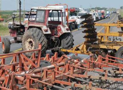 Piquetes de agricultores argentinos bloquean ayer carreteras en Gualeguaychú, al norte de la ciudad de Buenos Aires.