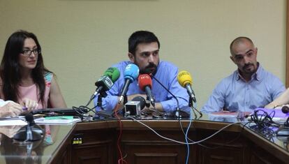 El Secretario General de Podemos en la Comunidad de Madrid, Ramón Espinar junto a los miembros de Sí Se Puede Guadarrama en una rueda de prensa, este miércoles.