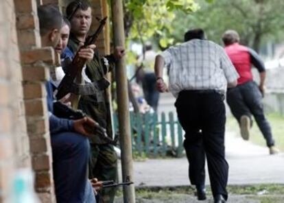 La tensión desatada a raíz del asalto ha provocado el pánico y la inmediata huida de personas que se encontraban en las inmediaciones del colegio.