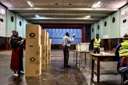 Una mujer se prepara para emitir su voto en el Stodart Hall, en el popular distrito de Harare, en Mbare.