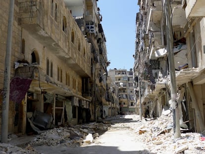 La población de Alepo vive sometida al terror de los barriles bomba. No cejamos en denunciar el fracaso que la guerra representa para todo el mundo. Ciudades enteras son destruidas y los barriles bomba causan un sufrimiento inenarrable, causando un alto porcentaje de muertes de mujeres y niños. Millones de personas han huido y la violencia hace casi imposible acceder a quienes requieren asistencia urgente. Ni siquiera se respeta la misión médica: hospitales, médicos y ambulancias son objeto de ataques con el fin de hacer aún más desesperada la situación de la población atrapada.