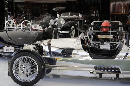 En el garaje, coches clásicos valorados en más de 30 millones de dólares.