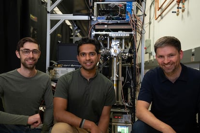 Desde la izquierda, Jasper Palfree, Gautam Kavuri y Lynden Shalm, investigadores del equipo que ha desarrollado un generador de números aleatorios en el Instituto Nacional de Estándares y Tecnología (NIST por sus siglas en inglés) en Boulder (Colorado).

