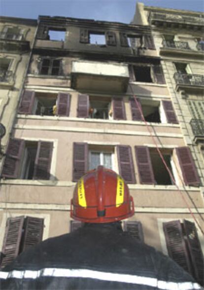 Un bombero observa el edificio siniestrado.