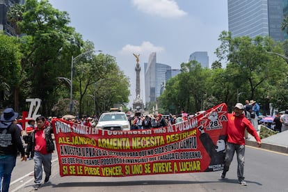 Integrantes de la CNTE durante una protesta en Ciudad de México, este jueves.