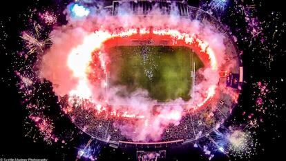 Terceiro prêmio da categoria do público. Uma instantânea de IceFire sobre um estádio de Sofía, Bulgária.