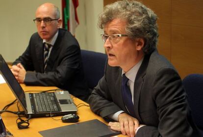 El presidente del CRL, Tomás Arrieta, en primer plano, presentando el informe de 2011
