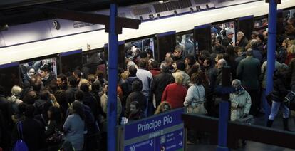 Usuarios del suburbano en la estación de Príncipe Pío. Para afrontar la huelga de 24 horas convocada por el comité de empresa de Metro, la compañía ha establecido unos servicios mínimos del 37 por ciento del número de trenes que habitualmente circulan por la red.