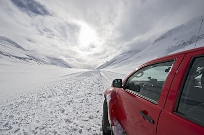 Algunas veces, lo más espectacular es, sin más, alejarse de la civilización, perderse en algún camino y disfrutar del paisaje invernal. En la foto, un coche en una carretera nevada de Oxnadalsheidi, al norte de Islandia.