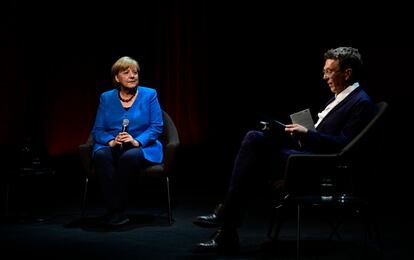 La excanciller Angela Merkel y el periodista Alexander Osang, en el teatro Berliner Ensemble de Berlín el 7 de junio.