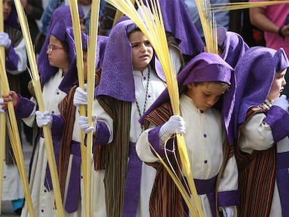 Grupo de niños de la hermandad de la cofradía de la Pollinica en Málaga