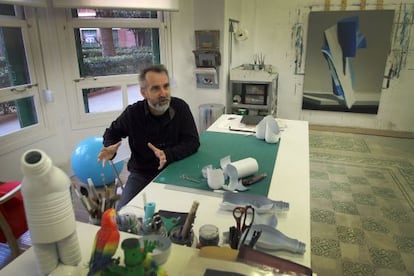 El pintor Joël Mestre en su estudio de la Finca Roja de Valencia.