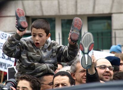La embajada de Israel en Madrid también ha sido uno de los lugares en los que los ciudadanos se han manifestado en protesta por la agresión a Gaza. Los madrileños también han esgrimido zapatos, imitando el gesto del periodista que agredió a Bush hace una semana.