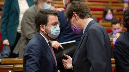 El presidente de la Generalitat, Pere Aragonès, y el primer secretario del PSC, Salvador Illa, en el Parlament el 9 de marzo.