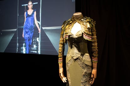 Un vestido verde con torera a juego de José Víctor Rodríguez y José Luis Medina, también conocidos como Victorio y Lucchino, durante la inauguración de su museo en el convento de Santa Clara en Palma del Río. 