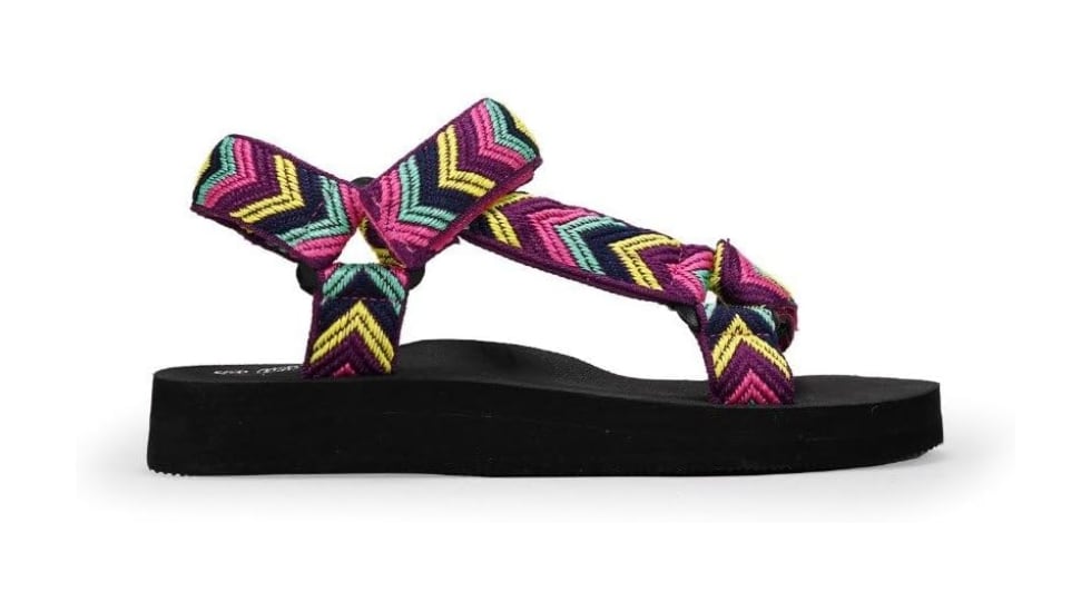 Chanclas deportivas de colores.