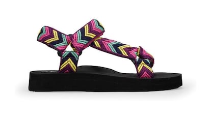 Chanclas deportivas de colores.