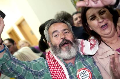El cabeza de lista de IU por Sevilla, Sánchez Gordillo, celebra junto a Josefa Medrano el resultado electoral.
