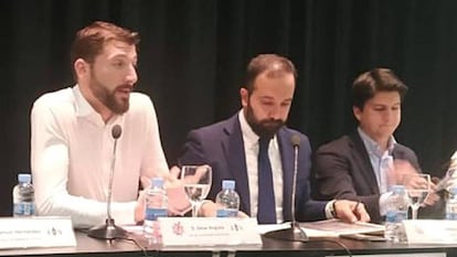 Omar Anguita (izquierda) y Diego Gago (derecha), durante un debate en la campaña electoral del 10-N.