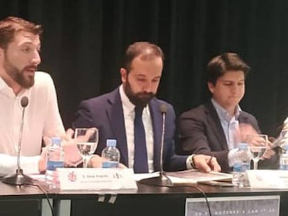 Omar Anguita (izquierda) y Diego Gago (derecha), durante un debate en la campaña electoral del 10-N.