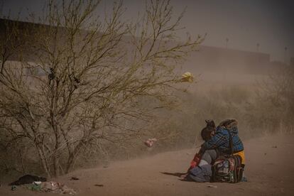 Centenas de migrantes sudamericanos y centroamericanos cruzan el Río Bravo para entregarse a la patrulla fronteriza de El Paso, en el Estado de Texas (EE UU), el 30 de marzo.