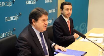 José Luis Olivas, expresidente de Bancaixa, y Aurelio Izquierdo, exdirector general, en la presentación de la cuenta de resultados de 2009.