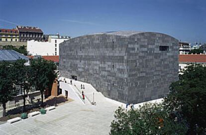 Vista del Mumok, Museo de Arte Moderno, en el Barrio de los Museos de Viena.