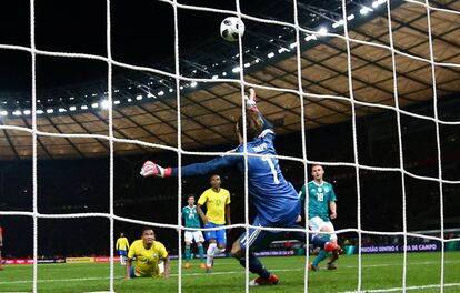 Trapp, meta alemán, no logra detener el remate de Gabriel Jesus que decidió el partido.