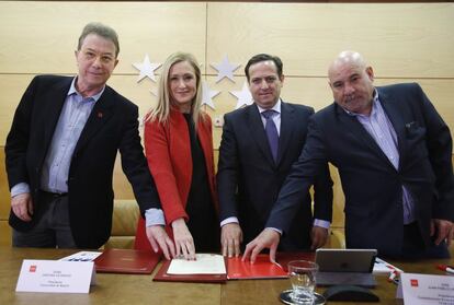 La presidenta de la Comunidad de Madrid, Cristina Cifuentes, junto al presidente de CEIM, el secretario general de UGT Madrid y el secretario general de CC.OO Madrid.