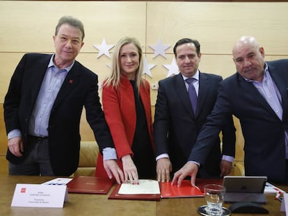 La presidenta de la Comunidad de Madrid, Cristina Cifuentes, junto al presidente de CEIM, el secretario general de UGT Madrid y el secretario general de CC.OO Madrid.