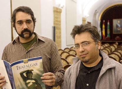 José Joaquín Rodríguez, a la izquierda, y Ricardo Olivera, <b><i>Fritz,</b></i> ayer en Cádiz con el cómic.