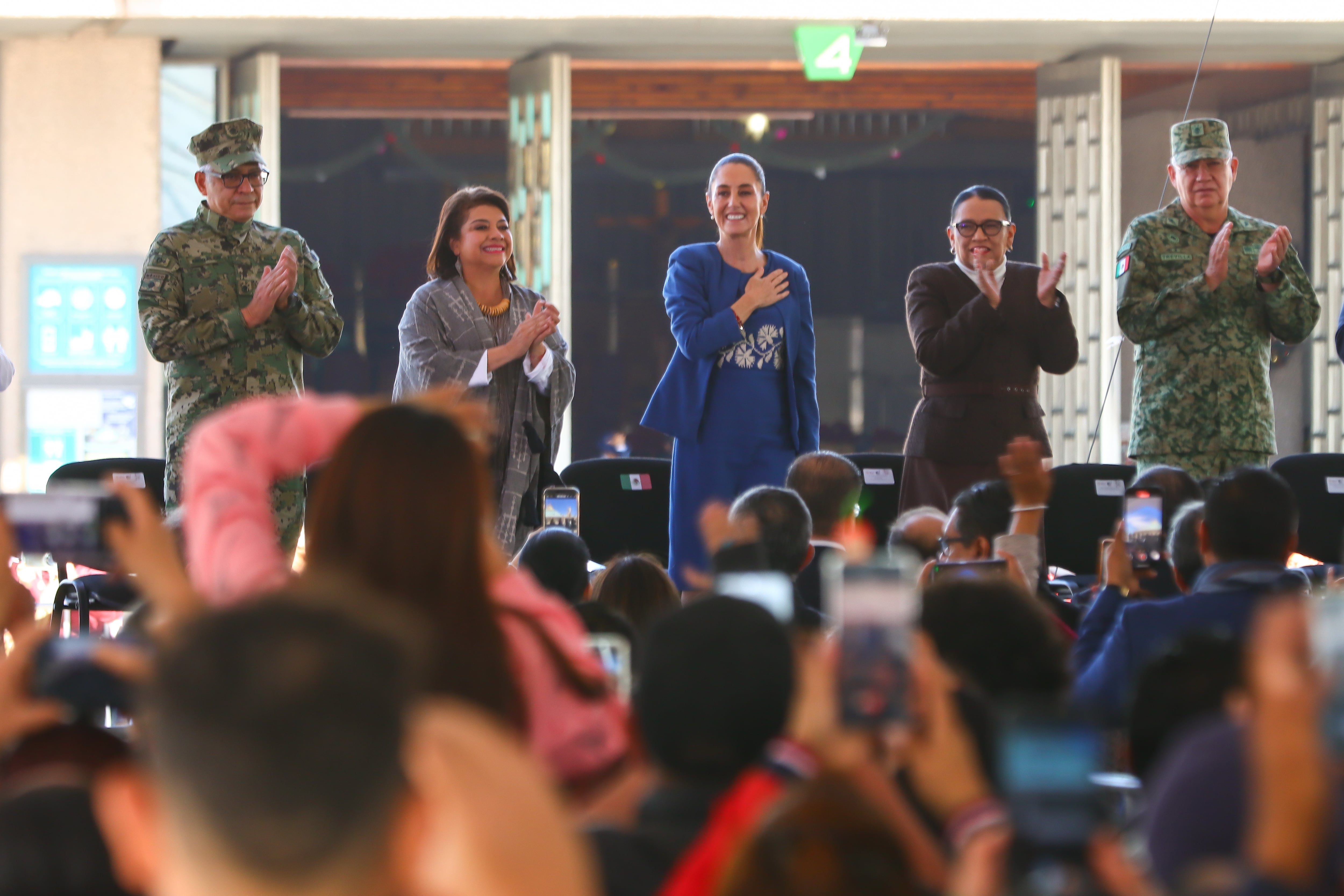 La presidenta Claudia Sheinbaum acompañada de autoridades militares durante el evento.