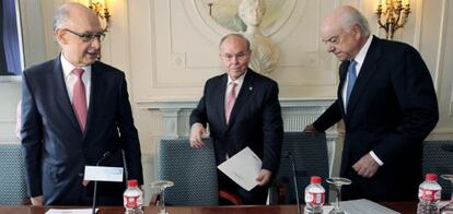 El ministro de Hacienda, Cristobal Montoro (i), y el presidente del BBVA, Ignacio González (d), con el rector de la UIMP en el curso