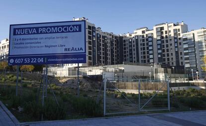 Un cartel anuncia una promoción de viviendas en Madrid. 