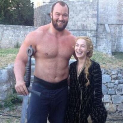 Björnsson en un descanso del rodaje de 'Juego de tronos' junto a su compañera de reparto, la odiada Cersei.