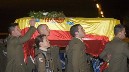 Varios militares portan el féretro del soldado muerto en Afganistán a su llegada al aeropuerto de Zaragoza