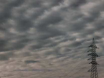 Nubes aborregadas sobre le cielo de Pamplona.