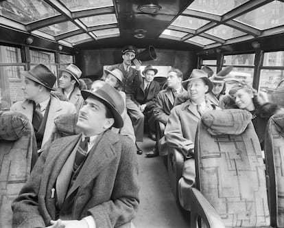 Unos cuantos pasajeros, demasiado juntos para los estándares actuales post-pandemia, comparten un autobús turístico en Nueva York en 1940.