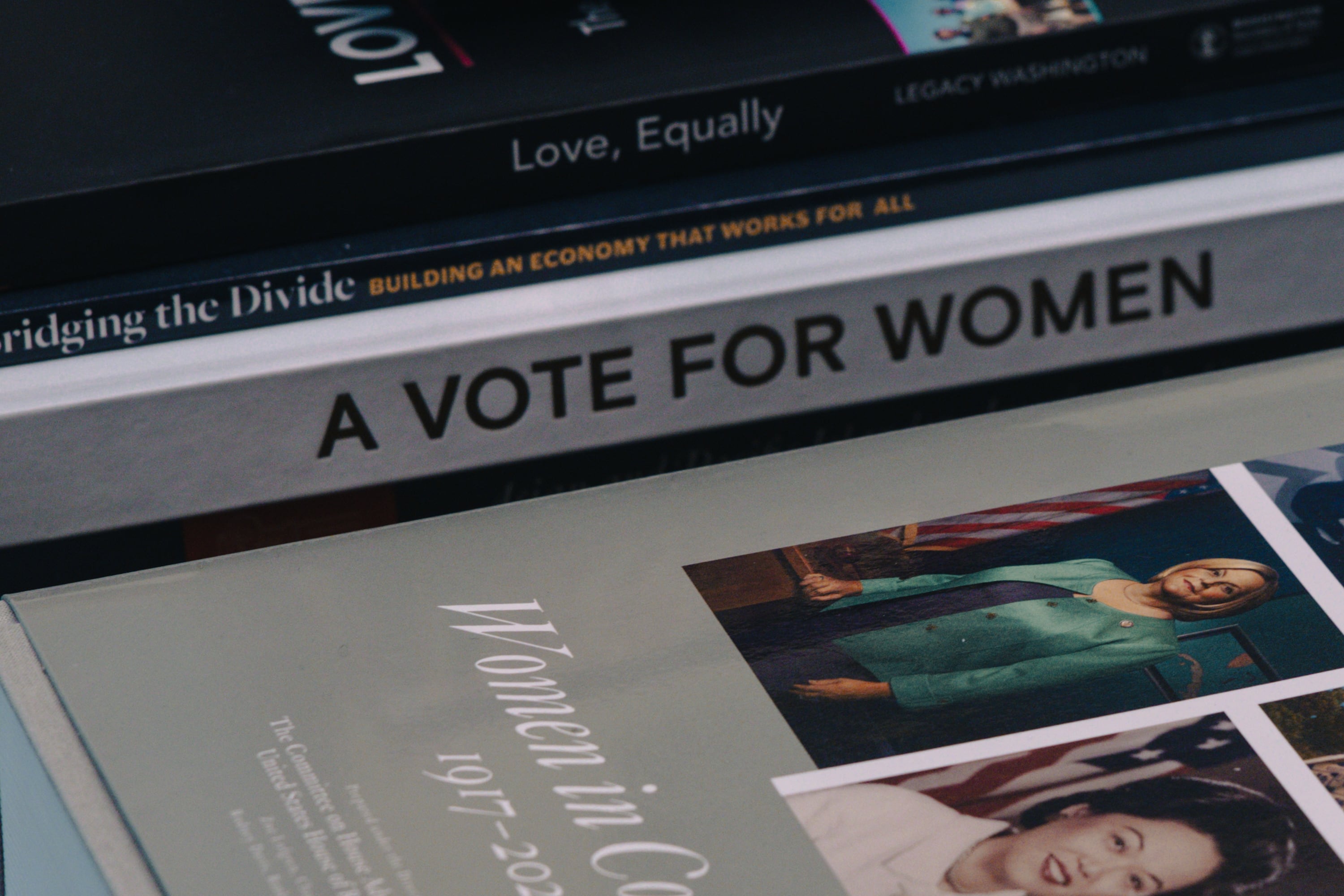 Libros en la oficina en el Capitolio de la demócrata Pramila Jayapal. 