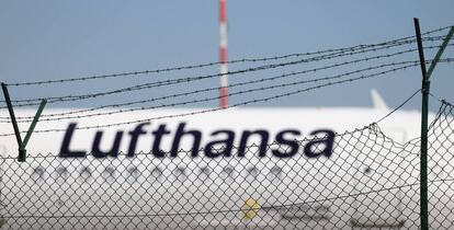 Un avión de Lufthansa visto a través de una balla protectora del aeropuerto de Fráncfort.
