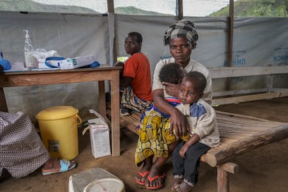 Un retrato de Akima Kasereka y sus hijos en el centro de salud de Msunguti.