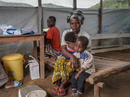 Un retrato de Akima Kasereka y sus hijos en el centro de salud de Msunguti.